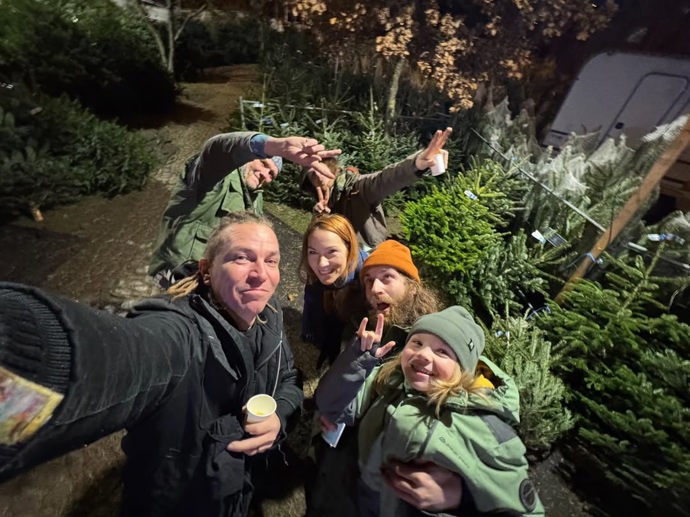 FOTO: Ivan Bartoš vybírá s rodinou vánoční stromek.