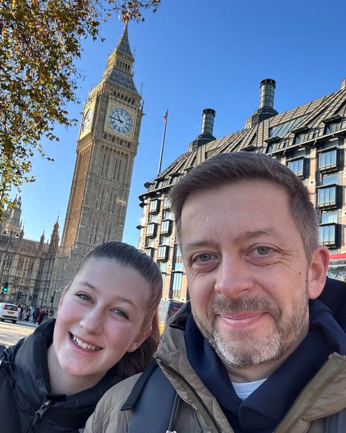 FOTO: Vít Rakušan se svou nejstarší dcerou na výletě v Londýně. – stránka 3