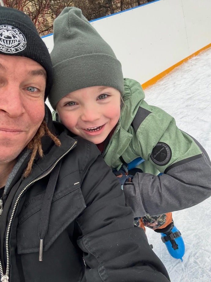 FOTO: Ivan Bartoš vzal svého pětiletého syna Bertíka na brusle. – stránka 2
