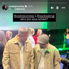 Oba dorazili ve stejném outfitu.