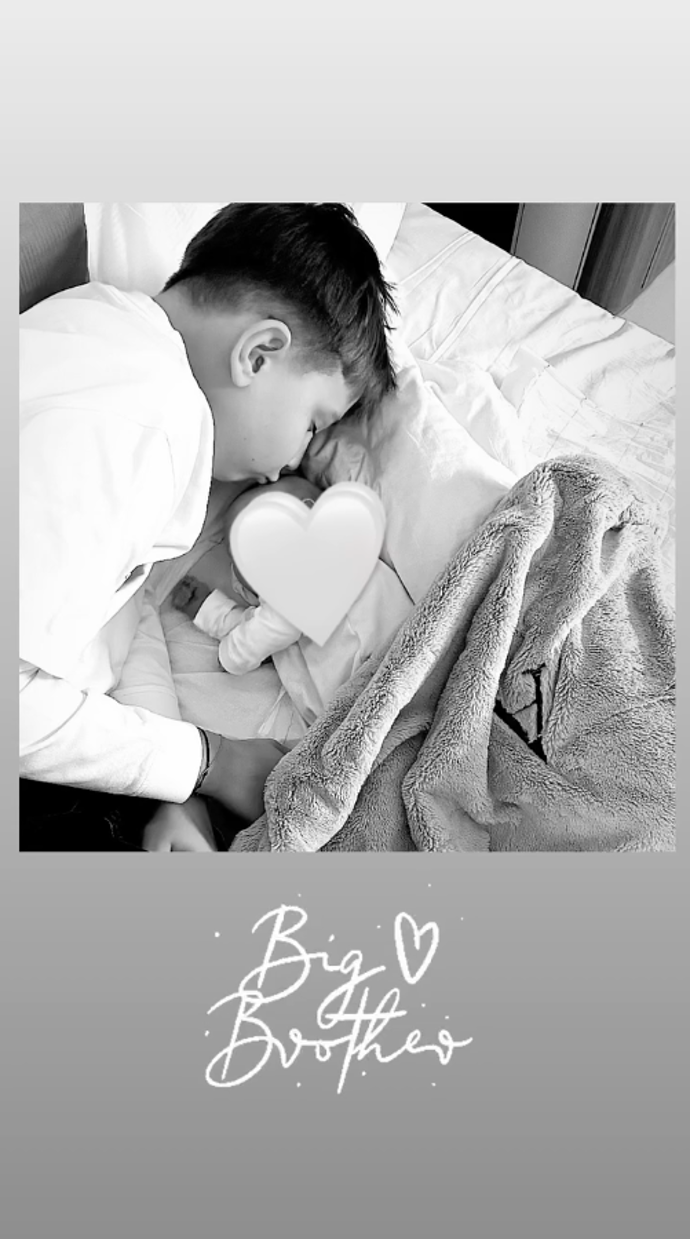 FOTO: Syn André přivítal svou sestru.