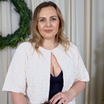 Šéfredaktorka Kristina nosí velikost XL, a proto byla vhodnou "modelkou" pro oblékání plus size postavy do flitrů.