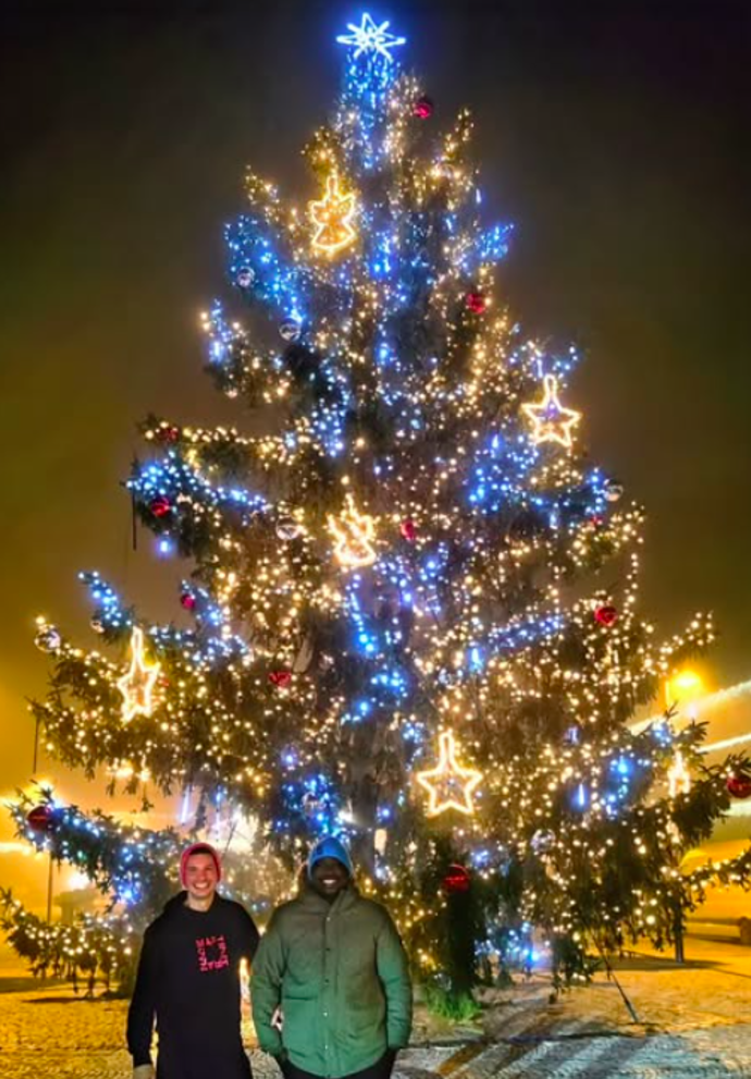 FOTO: Martin Hranáč po show zastavil s přítelem u stromu.