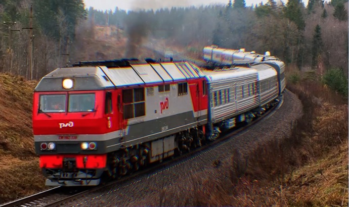 FOTO: Obrněný vlak ruského prezidenta Vladimira Putina se od běžných souprav ruských drah příliš neliší. Je také šedivý s červenými pruhy. – stránka 1