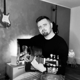 Zpěvák Adam Urban zemřel v 33 letech.