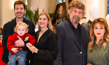 Petr Říbal s rozkošnou rodinkou, Morávková s manželem i známé tváře z reality show. Vánoční setkání celebrit