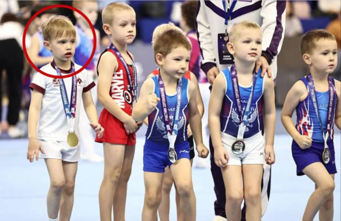 FOTO: Vladimiru je teprve šest let, už teď ale společně se svým bratrem Ivanem dostává lekce od těch nejlepších sportovců v Rusku. – stránka 2