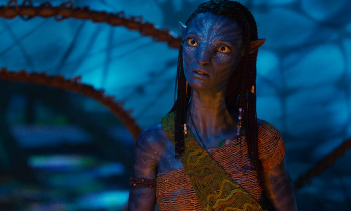 FOTO: Zoe Saldana ve snímku Avatar: Oheň a popel. – stránka 1