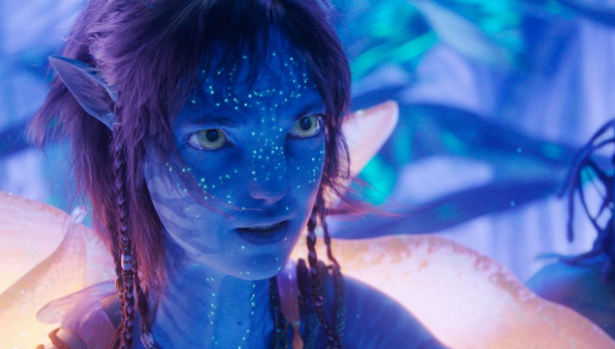 FOTO: Sigourney Weaver ve snímku Avatar: Oheň a popel.