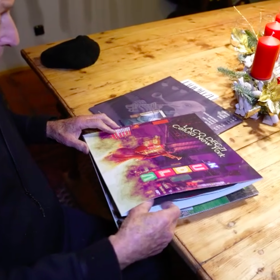 Laco ukázal své nové desky.