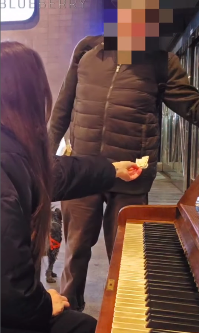 FOTO: Theresa se nejdříve snažila vrátit peníze zpět. – stránka 9