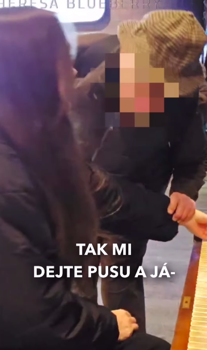 FOTO: Pán se pokusil Theresu políbit. – stránka 7