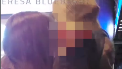 FOTO: Důchodce se pokusil políbit Theresu Blueberry.