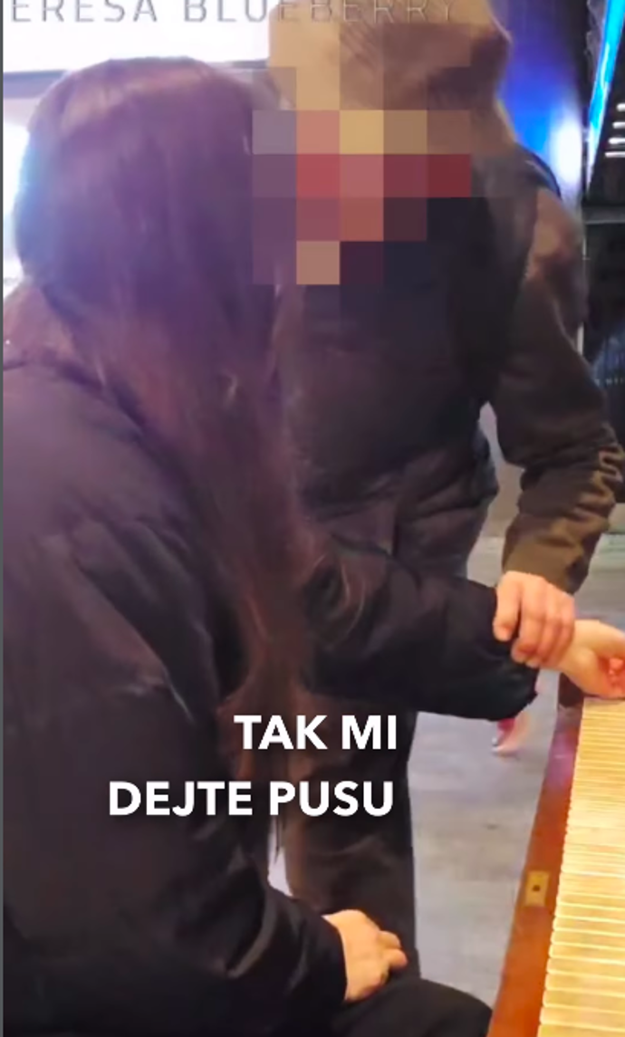 FOTO: Důchodce se pokusil políbit Theresu Blueberry.