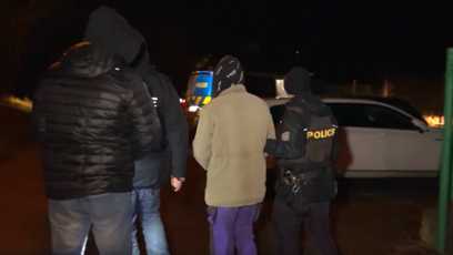 FOTO: Policie odvádí muže podezřelého z únosu dvanáctiletého chlapce.