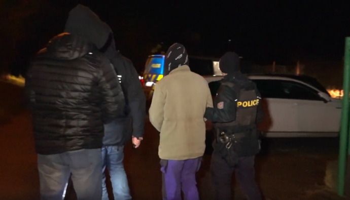FOTO: Policie odvádí muže podezřelého z únosu dvanáctiletého chlapce. – stránka 4