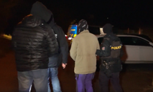 Policie odvádí muže podezřelého z únosu dvanáctiletého chlapce.