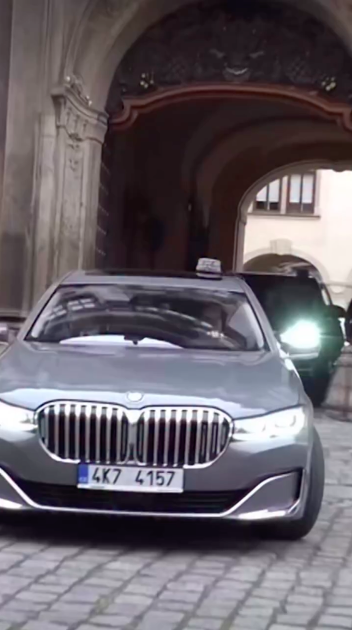 FOTO: Andrej Babiš přijíždí na Pražský hrad. – stránka 4