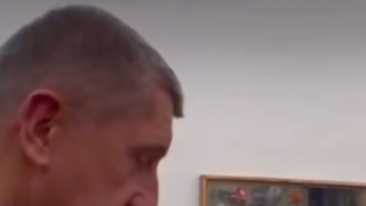 FOTO: Babiš ukazuje své rozbité jezulátko.