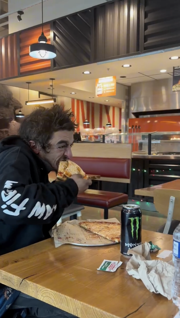 FOTO: Daniel Curtis Lee vzal Tylora Chase na jídlo. – stránka 5