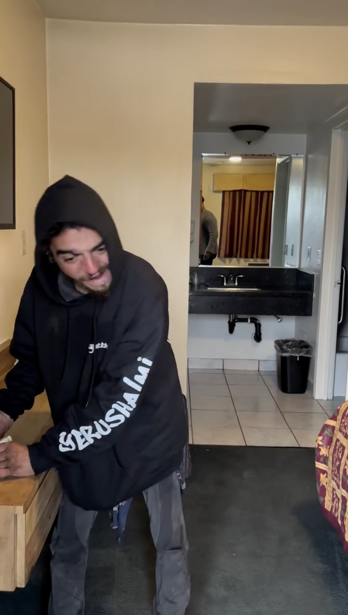 FOTO: Daniel Curtis Lee zaplatil Tylorovi hotel. – stránka 3