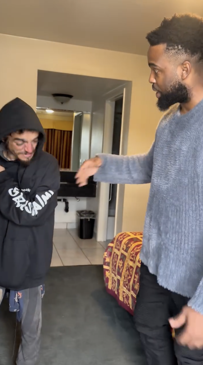 FOTO: Americký herec Daniel Curtis Lee pomohl svému bývalému kolegovi. – stránka 1