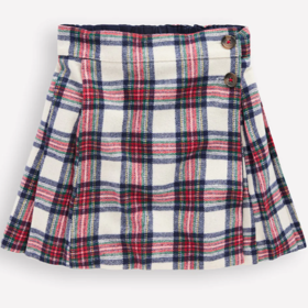 Ta Charlottina ze směsi polyesteru a vlny se zapínáním na knoflíky pochází z dílny dostupné britské značky Boden a aktuálně stojí 21 liber. Kostka přitom patří k nejžhavějším trendům letošní zimy.