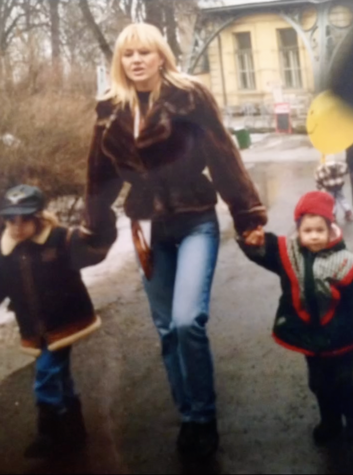 FOTO: Maminka Evy Perkausové s dětmi. – stránka 1