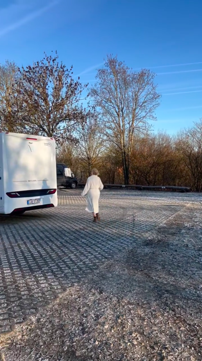 FOTO: Žilková utíkají do tepla karavanu. – stránka 2