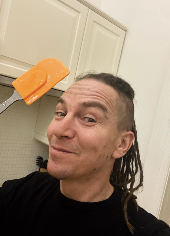 FOTO: Ivan Bartoš se na sítích pochlubil, že peče. – stránka 13