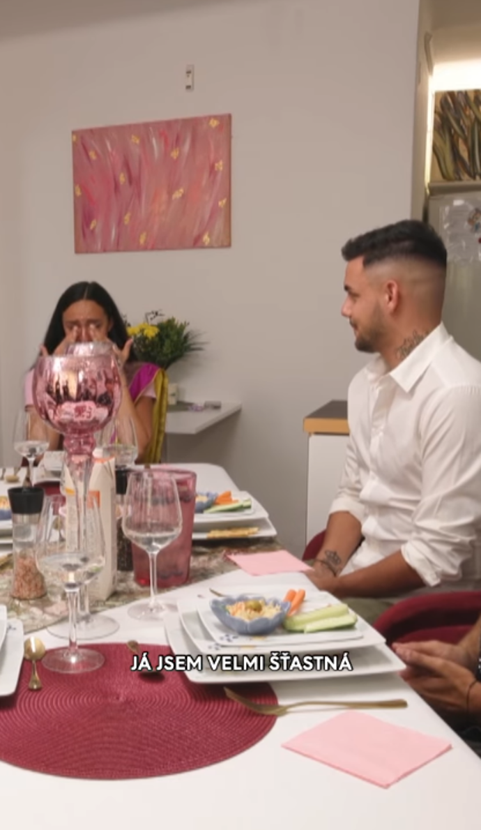 FOTO: Mirka Pikolová se rozplakala při modlitbě. – stránka 1