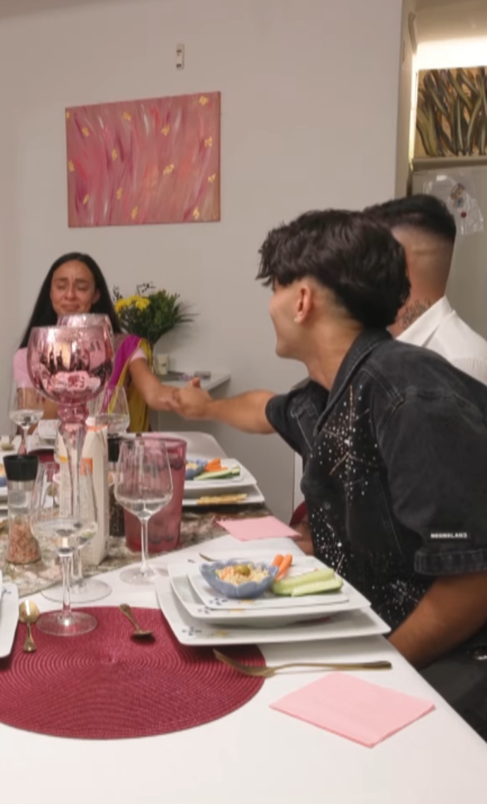 FOTO: Jan Bendig chytl Mirku za ruku. – stránka 2