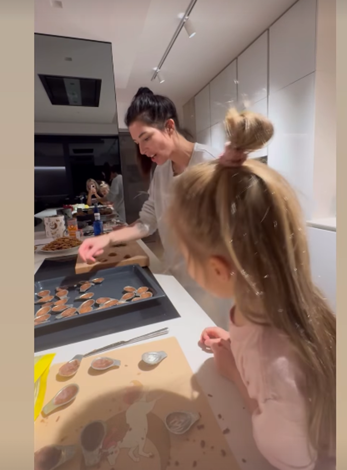 FOTO: Monika Marešová si večer užívala pečení cukroví s dcerou. – stránka 6