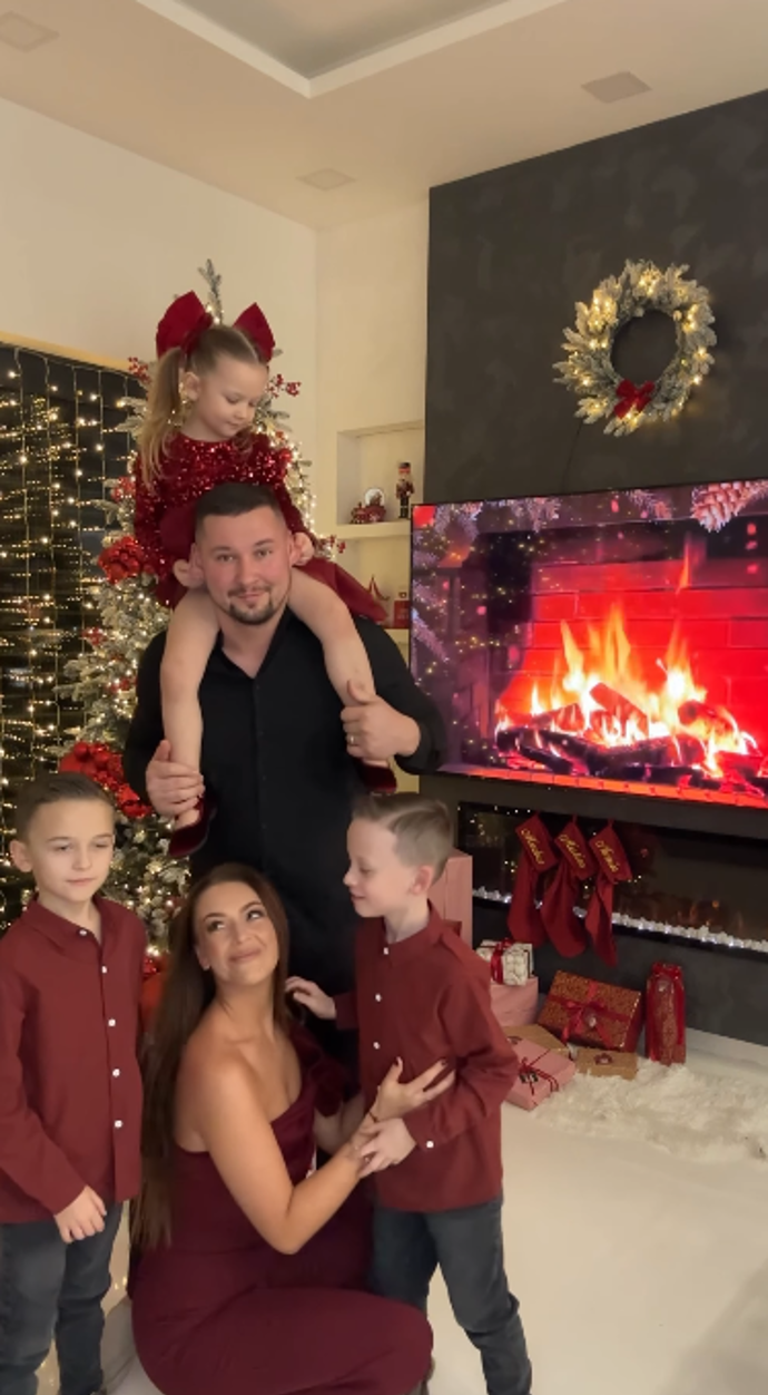 FOTO: Natálie Myslivcová s rodinou na Vánoce. – stránka 1