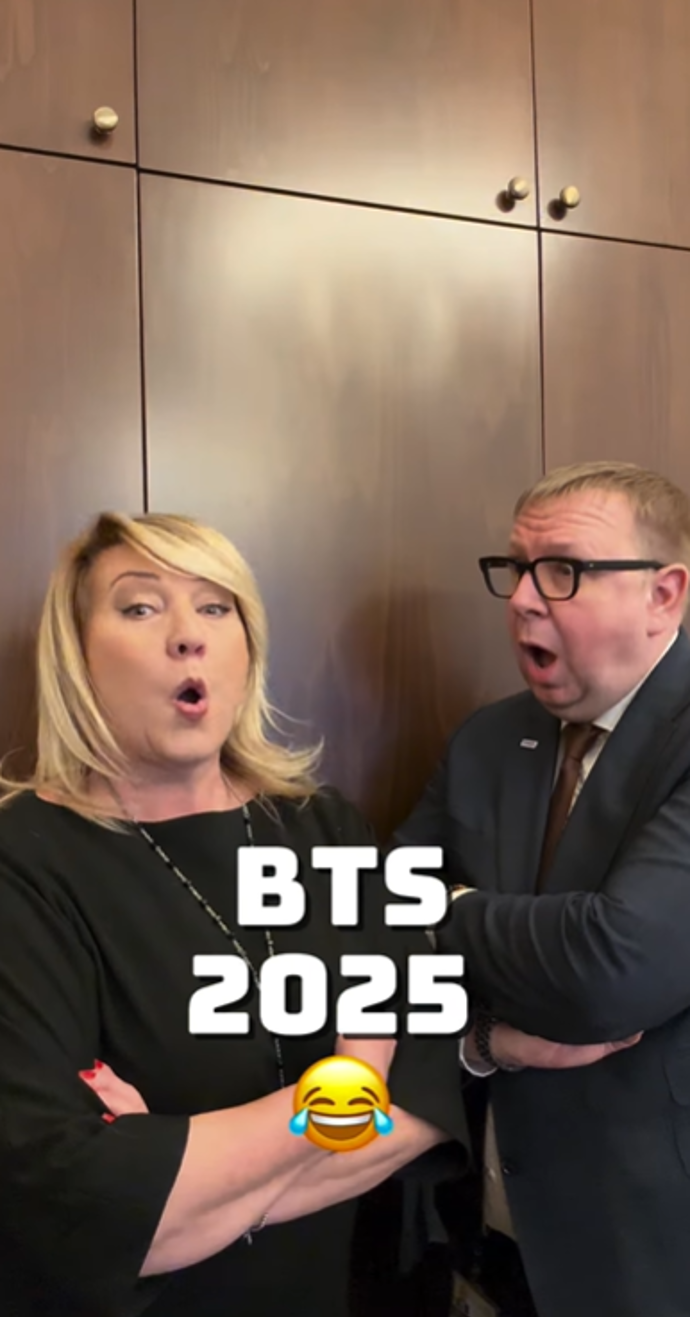 FOTO: Alena Schillerová si ke konci roku udělala legraci. – stránka 3