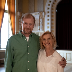 Martin Pechlát, který hraje Dana, a Tatiana Drexler coby instruktorka lázeňských tanečních kurzů. 