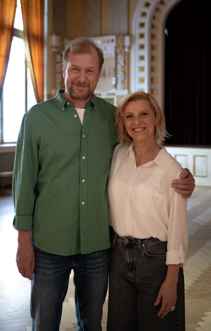 FOTO: Martin Pechlát, který hraje Dana, a Tatiana Drexler coby instruktorka lázeňských tanečních kurzů. – stránka 4