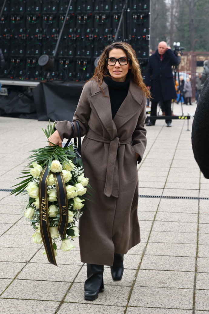 FOTO: Eva Decastelo na pohřbu Patrika Hezuckého. – stránka 4