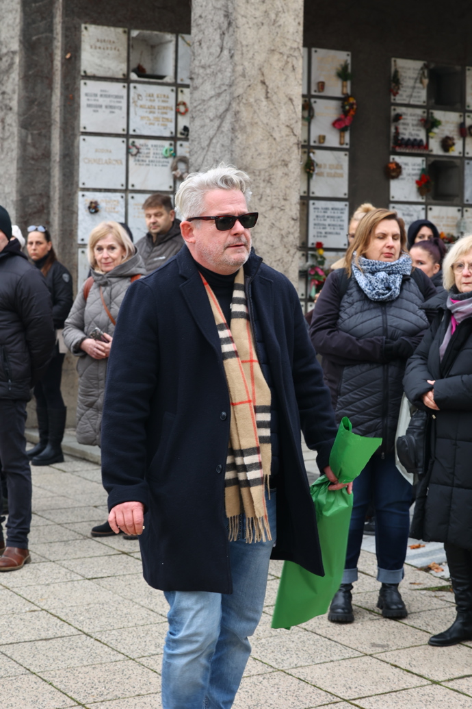 FOTO: Aleš Háma na pohřbu Patrika Hezuckého. – stránka 4