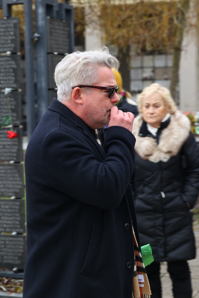 FOTO: Aleš Háma na pohřbu Patrika Hezuckého. – stránka 8