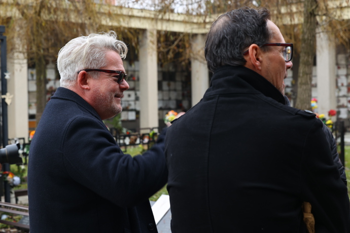 FOTO: Aleš Háma na pohřbu Patrika Hezuckého. – stránka 7