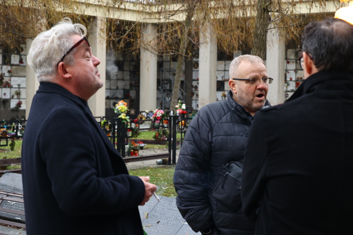 FOTO: Aleš Háma si před pohřbem zakouřil. – stránka 6