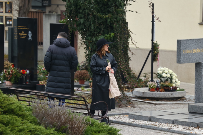 FOTO: Marta Jandová na pohřbu Patrika Hezuckého. – stránka 4