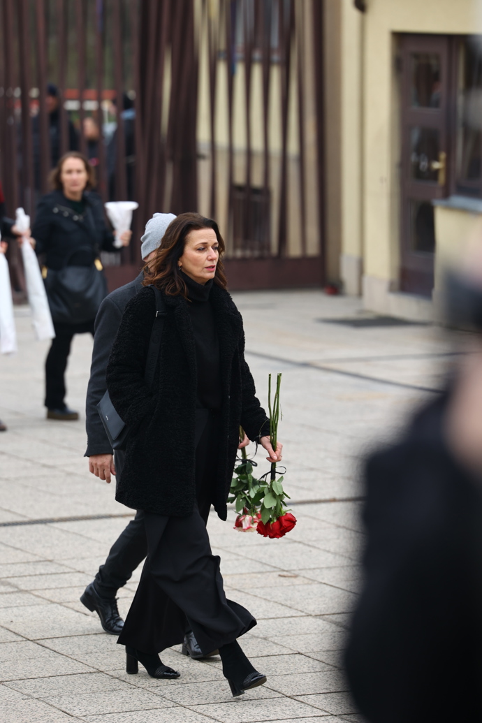 FOTO: Adéla Gondíková na pohřbu Patrika Hezuckého. – stránka 171