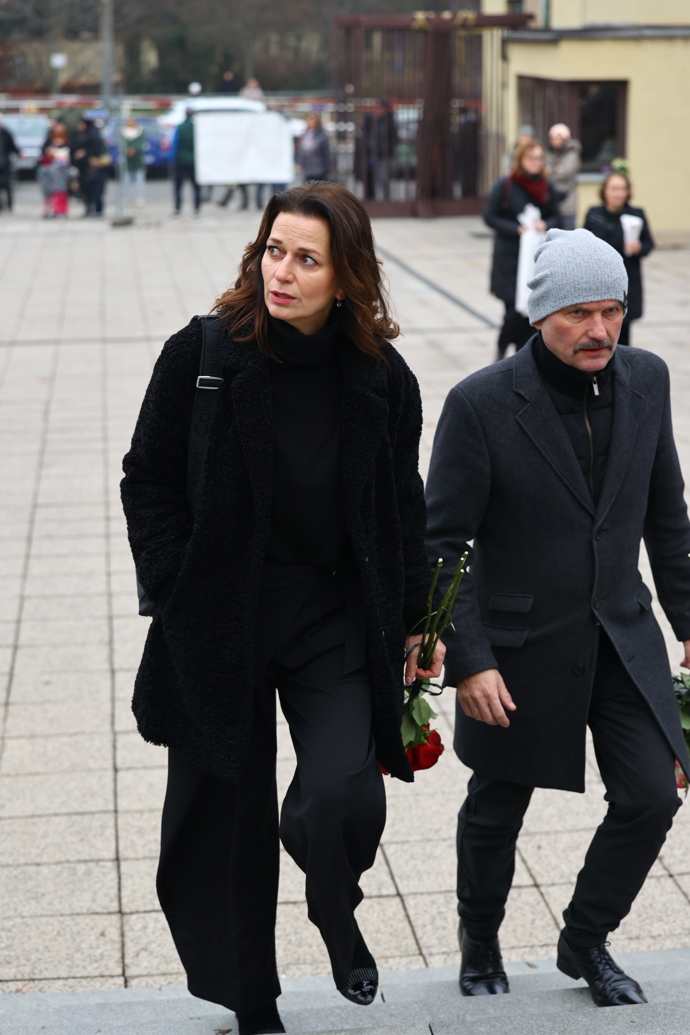 FOTO: Adéla Gondíková spolu se svým bratrem Daliborem na pohřbu Patrika Hezuckého. – stránka 170
