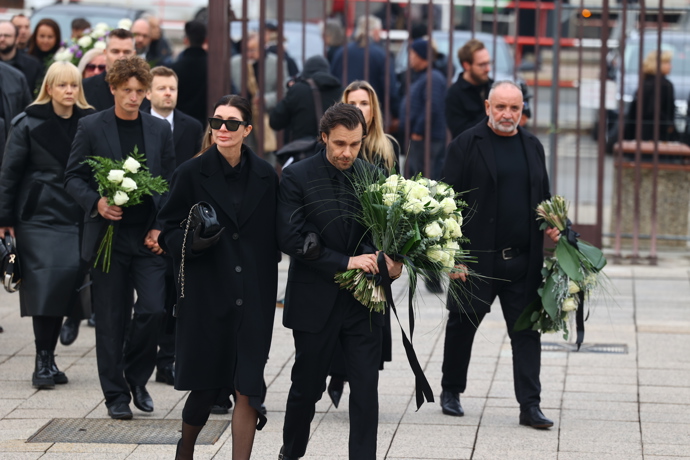 FOTO: Leoš Mareš spolu se svou ženou Monikou na pohřbu Patrika Hezuckého. – stránka 54