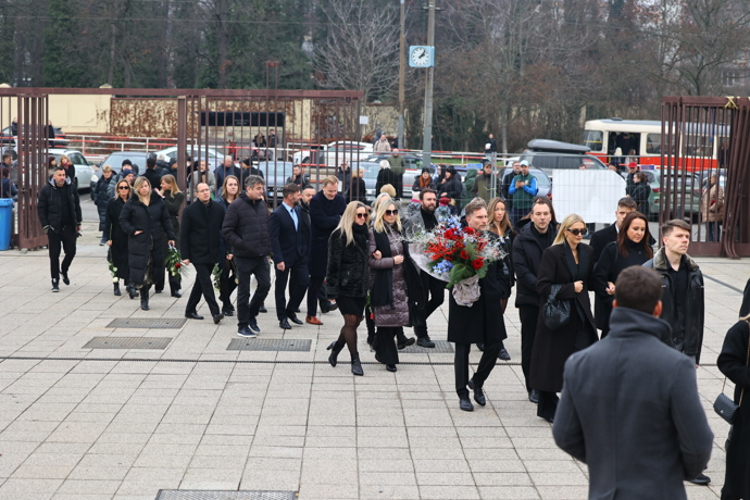 FOTO: Přátelé a kolegové se přišli naposledy rozloučit s Patrikem Hezuckým. – stránka 216