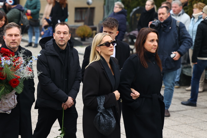 FOTO: Zorka Hejdová skrývala tvář pod velkými brýlemi. Lucie Šilhánová jí byla oporou. – stránka 2