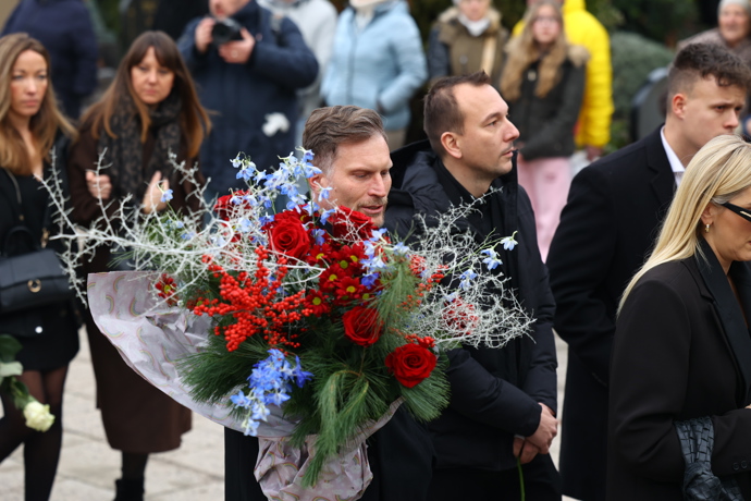 FOTO: Tomáš Zástěra přinesl obří kytici. – stránka 1