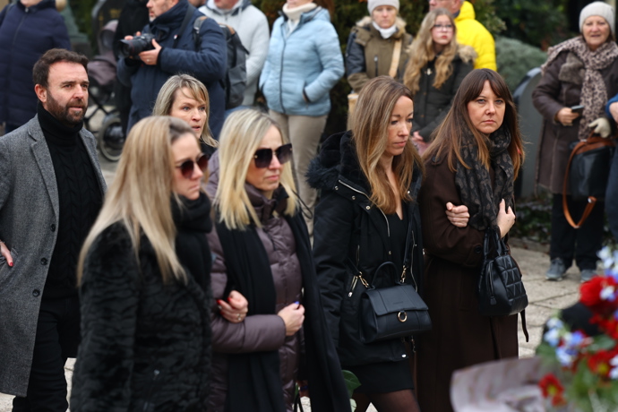 FOTO: Přátelé a kolegové se přišli naposledy rozloučit s Patrikem Hezuckým. – stránka 212